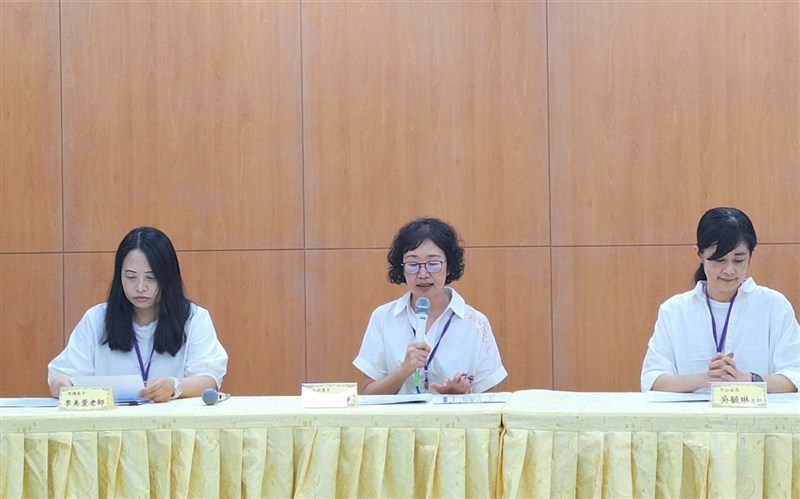 Pengajar di sekolah menengah atas Taipei yang diminta Kementerian Pendidikan membantu menganalisis soal ujian. (Sumber Foto : CNA, 14 Juli 2026)