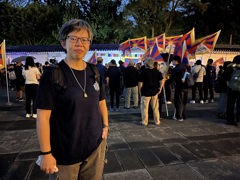 Peserta asal Taiwan, Tess Cheng, berdiri di hadapan kerumunan pada sebuah acara di Liberty Square, Taipei, pada hari Rabu untuk memperingati aktivis Tibet, Lobga Rangzen. (Sumber Foto : Dokumentasi CNA)