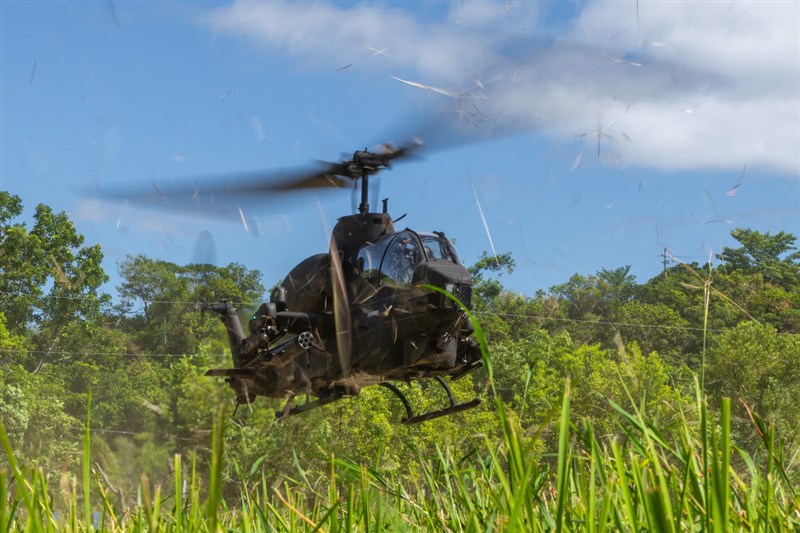 Sebuah helikopter serang AH-1W Super Cobra milik Komando Penerbangan dan Pelatihan Angkatan Darat terbang rendah di atas sebuah ladang di Distrik Nanhua, Tainan, selama latihan relokasi zona penyebaran pertahanan mendalam pada hari Rabu, hari ketiga Latihan Pertahanan Bersama Taiwan. Foto milik Komando Teater Keempat.