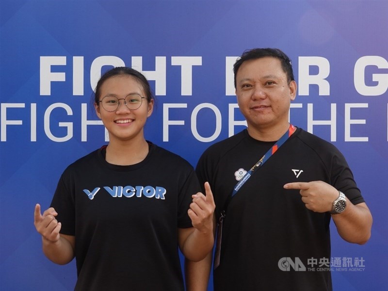 Petinju putri Taiwan Wong Yu-tong (kiri) dan pelatih Wang Yuan-hsiang. (Sumber Foto : CNA, 17 Juli 2026)