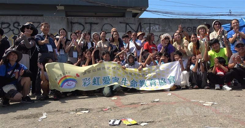 Rombongan studi lapangan yang dibentuk Rainbow Family Life Education Association saat mengunjungi kawasan pelabuhan perikanan Navotas, Manila utara, Filipina. (Sumber Foto : CNA, 18 Juli 2026)