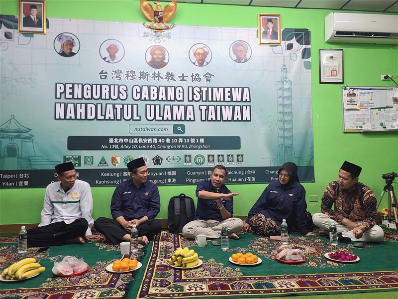 Yusri, Dewan Pakar Sarbumusih dari Indonesia (tiga dari kiri) memberikan pengarahan dalam dialog terbuka yang diadakan di PCINU Taipei. (Sumber Foto : Sarbumusi Taiwan).