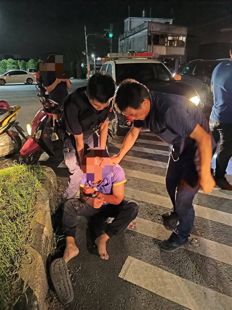 Petugas kepolisian menangkap pria bermarga Lee (baju ungu) dalam kurun waktu dua jam setelah menerima laporan pada 16 November 2024. (Sumber Foto : Dok. Istimewa)