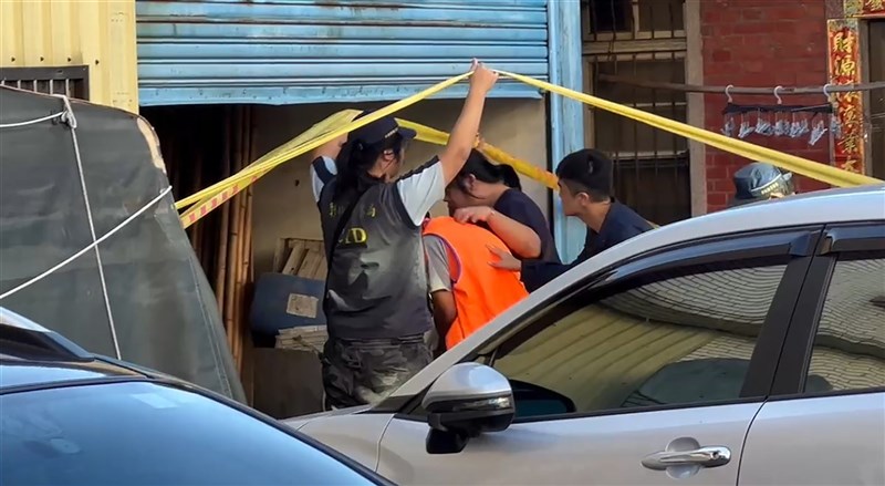 Pria bermarga Lee (rompi oranye) yang melakukan pembunuhan terhadap mantan istrinya, ketika dibawa kembali ke tempat kejadian perkara dalam penyidikan pada November 2024. (Sumber Foto : Dok. Istimewa)