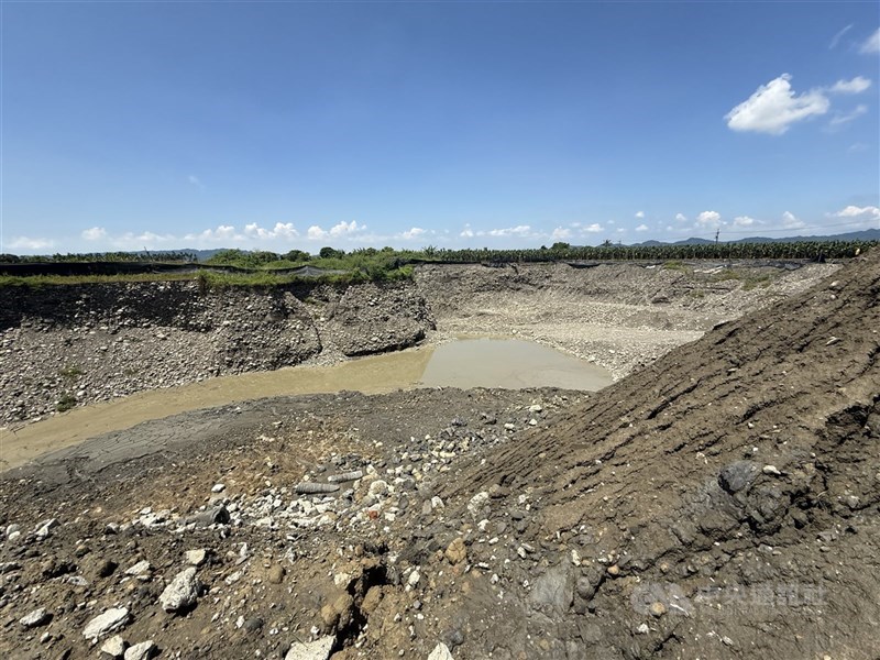 Sebuah lokasi penggalian pasir dan kerikil ilegal di Distrik Meinong, Kaohsiung, 2025. (Sumber Foto : Dokumentasi CNA)