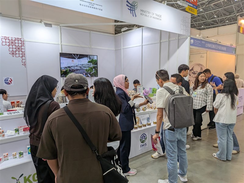 Selama empat hari penyelenggaraan pameran, booth Indonesia menarik perhatian hampir seratus pengunjung yang berasal dari berbagai negara. (Sumber Foto : KDEI Taipei).