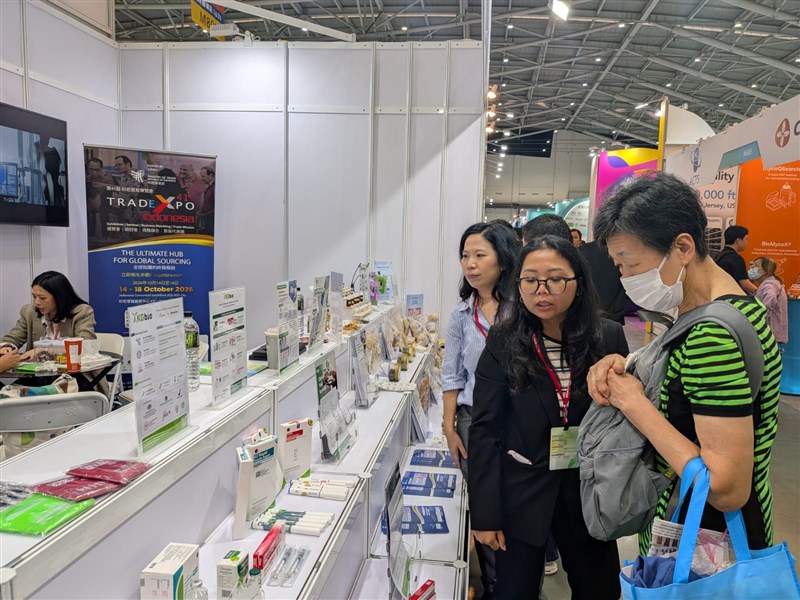 Salah satu exhibitor memperkenalkan produk kepada pengunjung. (Sumber Foto : KDEI Taipei).