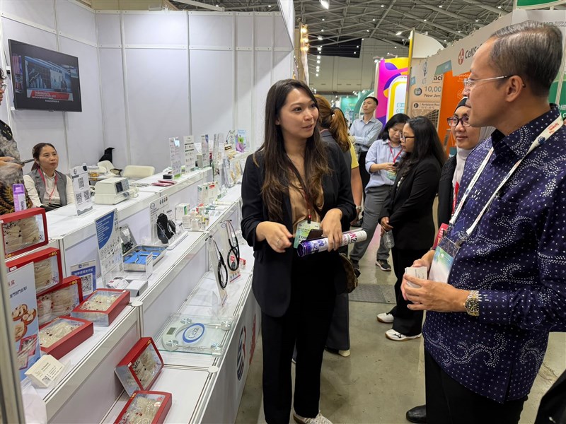 Arif Sulistiyo, Kepala KDEI berbincang bersama salah satu exhibitor. (Sumber Foto : KDEI Taipei)