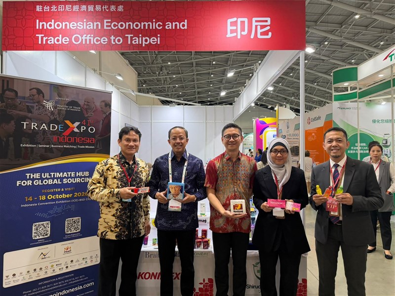 Arif Sulistiyo (dua dari kiri) Kepala KDEI dan Wara Agustina Rukmini (dua dari kanan) Kepala Bidang Perdagangan berfoto bersama para exhibitors di depan booth. (Sumber Foto : KDEI Taipei).