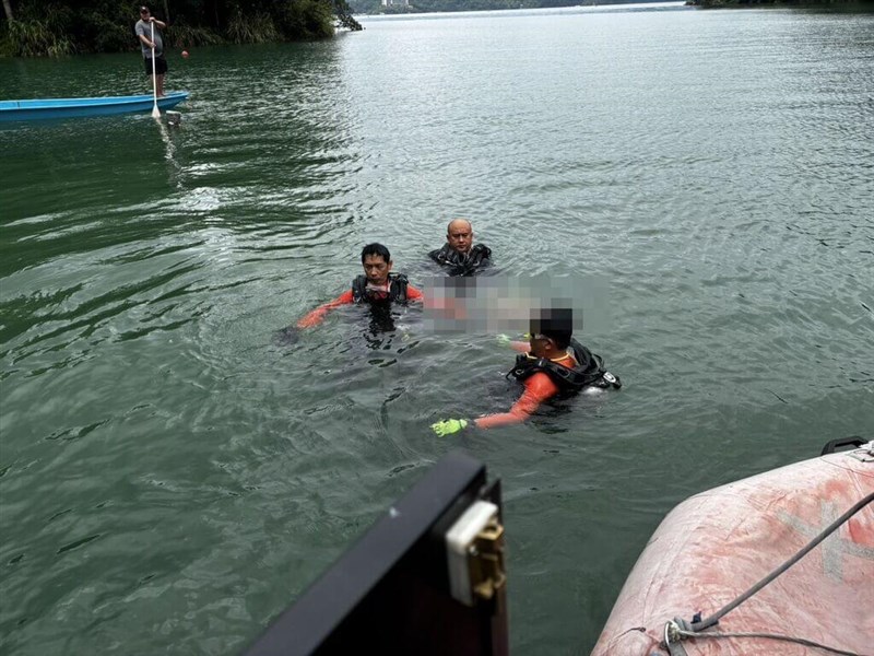 Penyelam mencari tubuh seorang pria berusia 20 tahun yang hilang di Danau Sun Moon, Kabupaten Nantou pada hari Minggu. (Sumber Foto : Biro Pemadam Kebakaran Kabupaten Nantou)