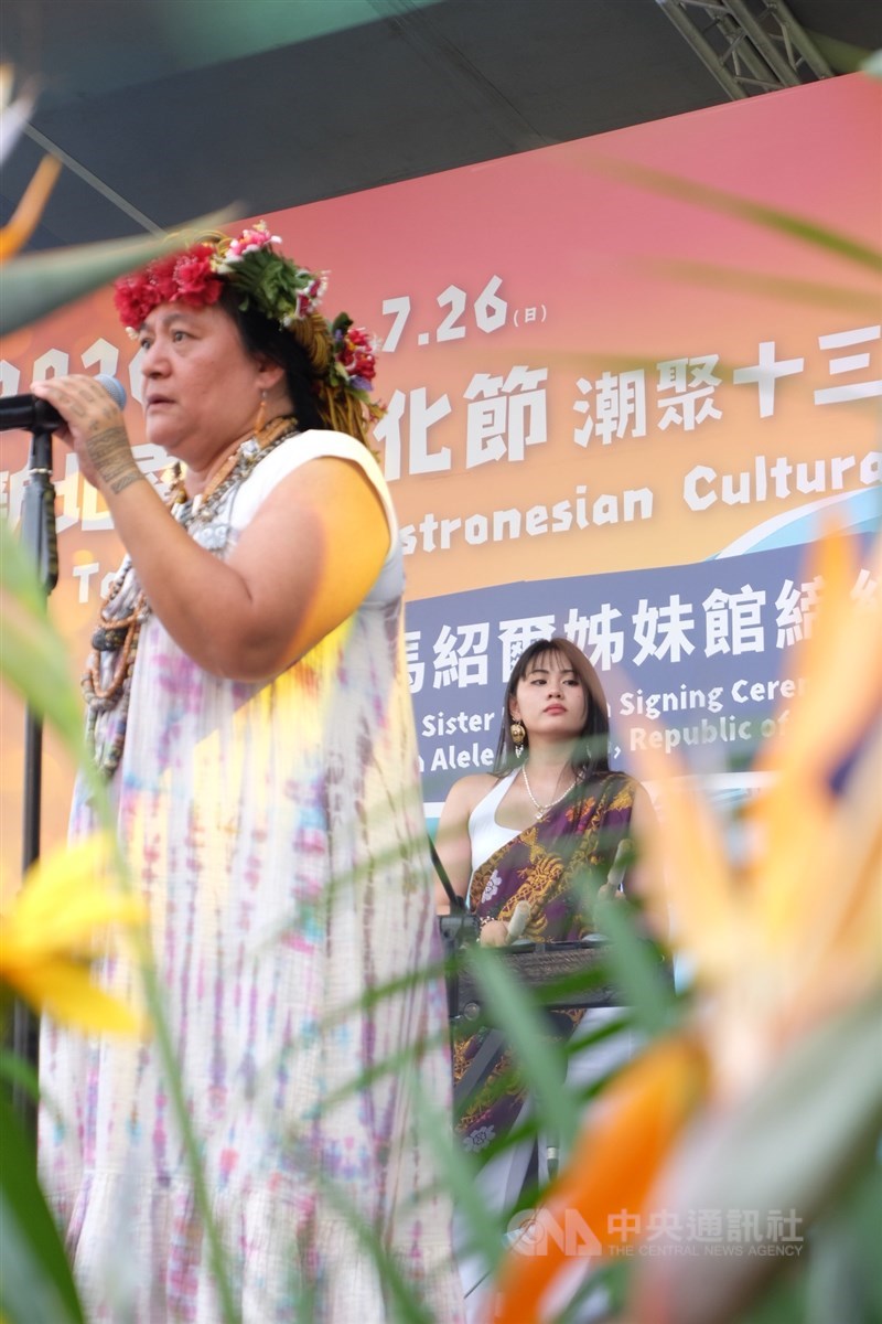 Penyanyi suku adat Paiwan, Seredaw menyanyi diiringi musisi Filipina Govinda Sanglay di New Taipei Austronesian Cultural Festival di Distrik Bali, New Taipei, 25 Juli 2026. (Sumber foto: CNA)