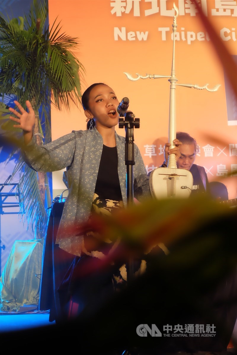 Musisi tradisi Bunga Dessri bernyanyi dengan instrumen rebabnya di New Taipei Austronesian Cultural Festival di Distrik Bali, New Taipei, 26 Juli 2026. (Sumber foto: CNA)