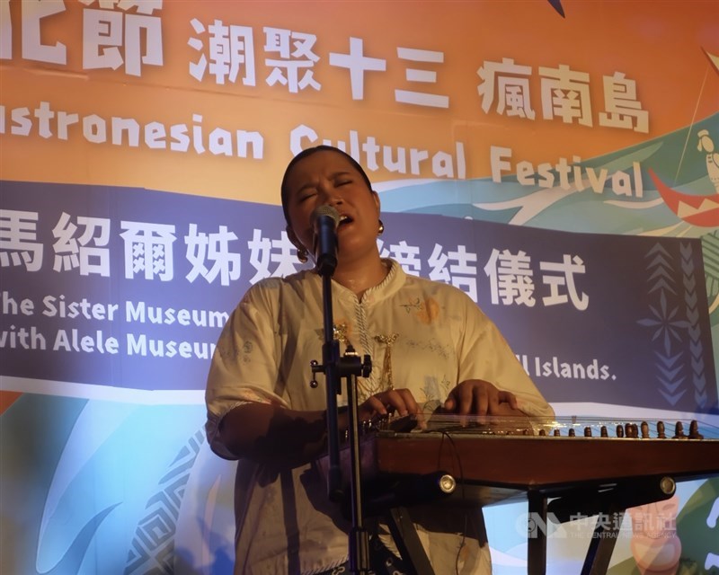 Komponis musik tradisi Dinar Rizkianti memainkan instrumen musik Sunda, kacapi dalam kolaborasinya dengan musisi suku adat Paiwan, Balai di New Taipei Austronesian Cultural Festival di Distrik Bali, New Taipei, 25 Juli 2026. (Sumber foto: CNA)
