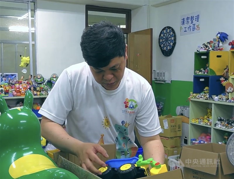Agus Lee, migran baru asal Indonesia yang menjadi relawan di Taiwan Toy Library Association. (Sumber foto: CNA)