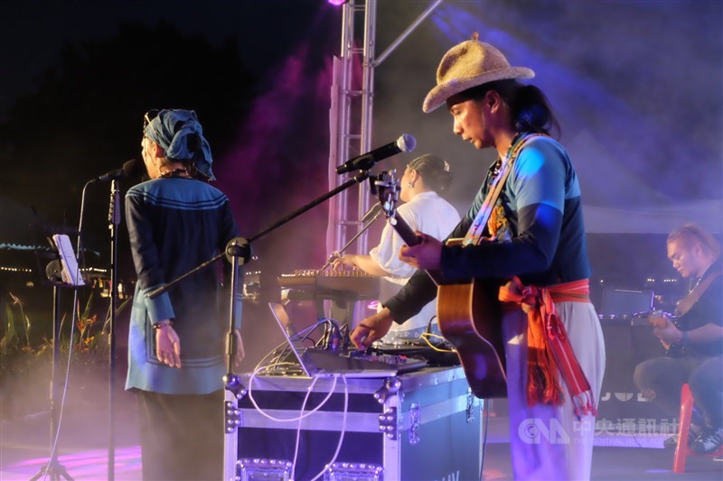 Musisi Taiwan dari suku adat Paiwan, Balai di New Taipei Austronesian Cultural Festival di Distrik Bali, New Taipei, 25 Juli 2026. (Sumber foto: CNA)