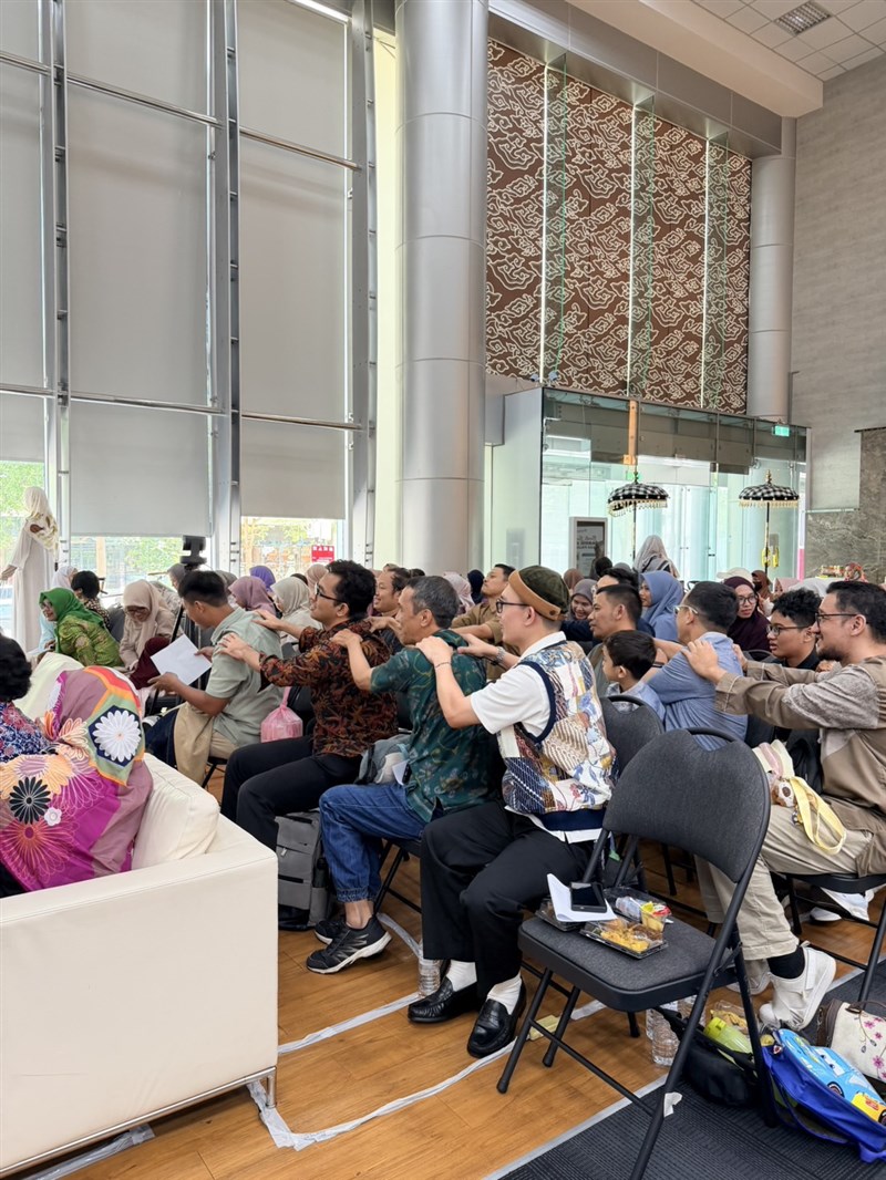 Kegiatan ice breaker terlebih dahulu sebelum pemateri membagikan kajiannya. (Sumber Foto : Salimah).