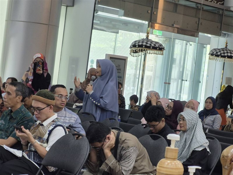 Selain talkshow, juga diadakan tanya jawab interaktif di antara peserta yang hadir. (Sumber Foto : Salimah).