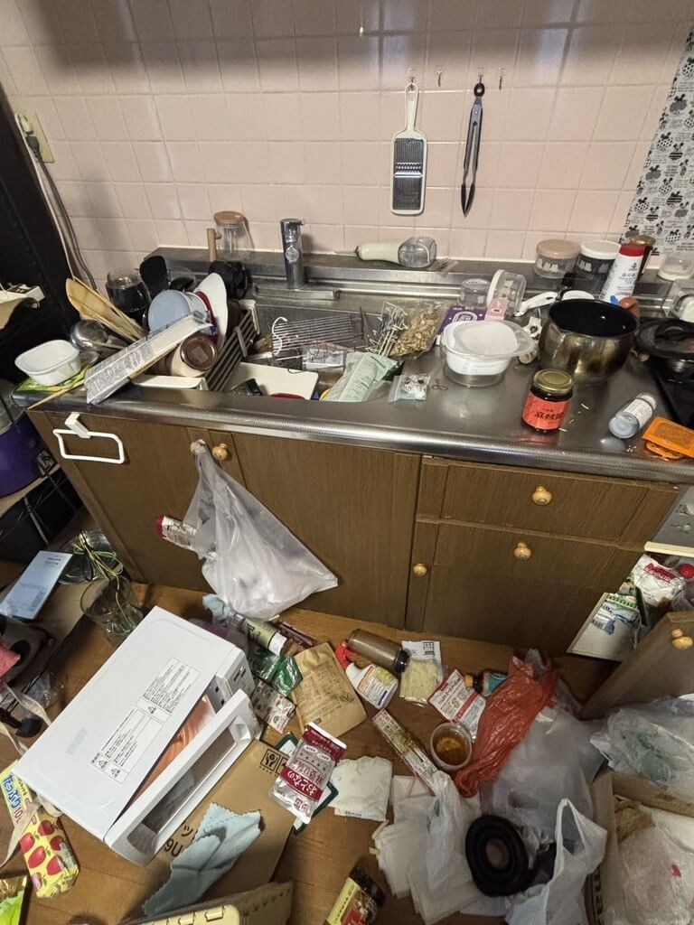 Barang-barang berserakan di lantai dapur sebuah rumah di Kumamoto, Jepang, setelah gempa berkekuatan 7,1 pada hari Selasa. Foto milik pembaca