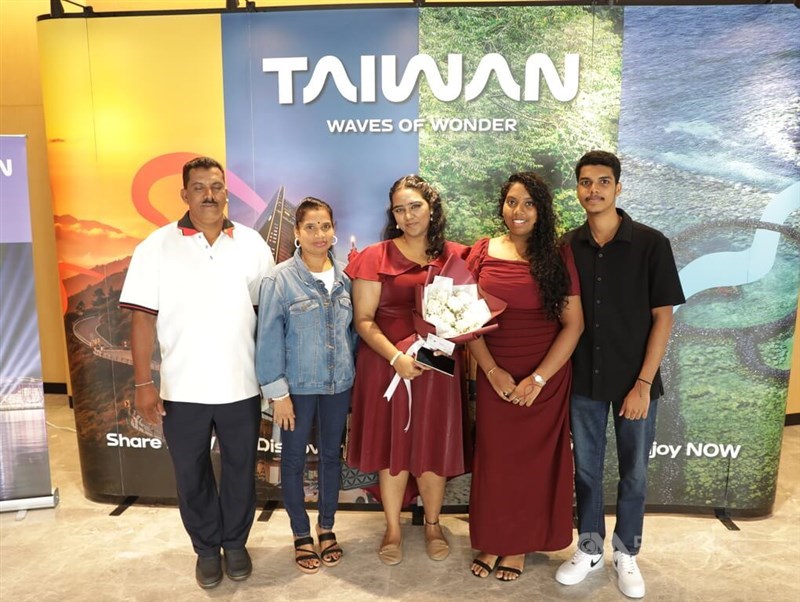 Mahasiswi India Malaysia, Dashini Murugan (kedua dari kanan), berpose bersama anggota keluarga pada acara pengarahan pra-keberangkatan di Kuala Lumpur. (Sumber Foto : Dokumentasi CNA)