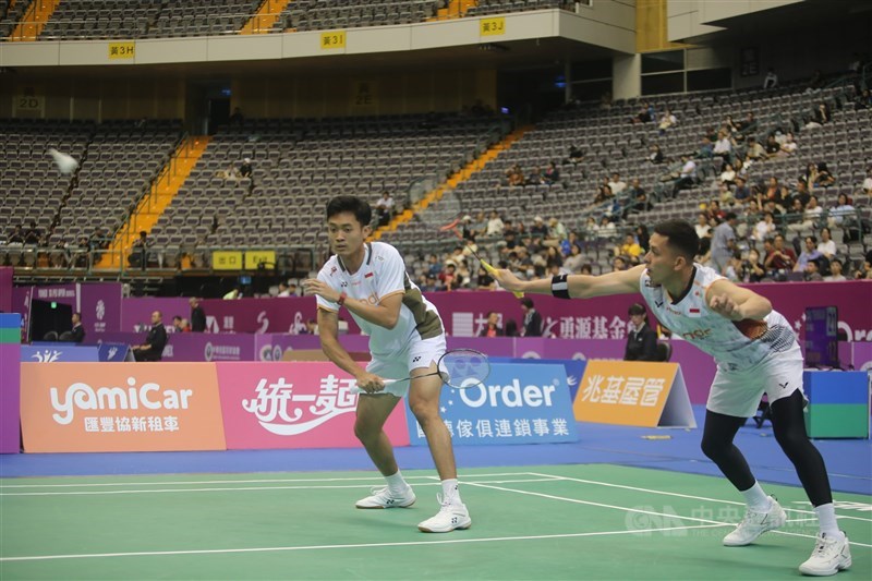 Pebulu tangkis Indonesia, Muhammad Rian Ardianto (kanan) dan Daniel Edgar Marvino di 16 besar YONEX Taipei Open 2026 di Taipei Arena, Kamis. (Sumber Foto : CNA, 30 Juli 2026)