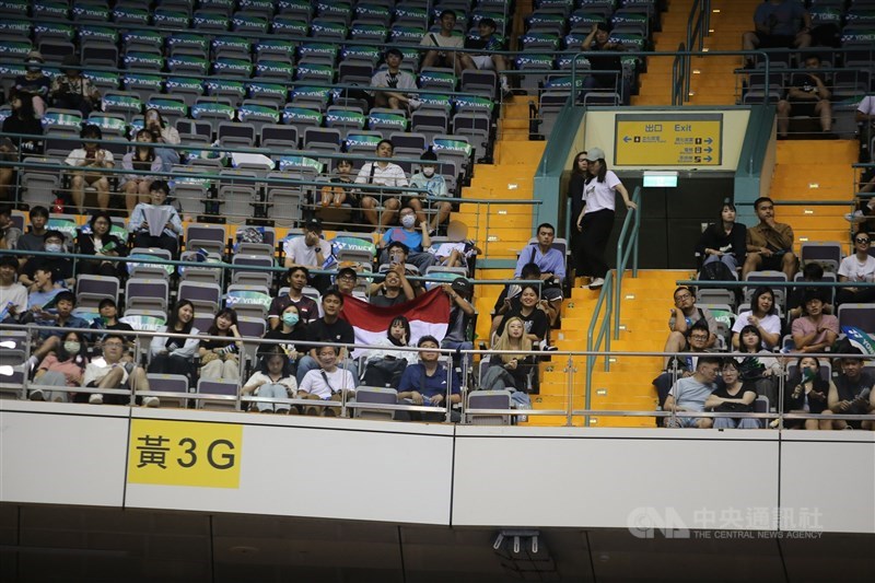 Penonton semifinal YONEX Taipei Open 2026 di Taipei Arena, Sabtu membawa bendera Indonesia dan meneriakkan yel-yel dukungan. (Sumber Foto : CNA, 1 Agustus 2026)