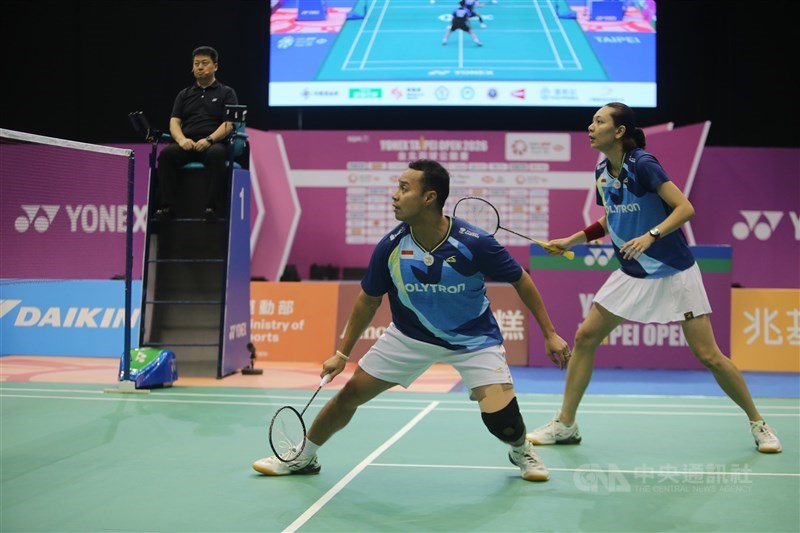 Pebulu tangkis Indonesia, Rehan Naufal Kusharjanto (kiri) dan Gloria Emanuelle Widjaja di semifinal YONEX Taipei Open 2026 di Taipei Arena, Sabtu. (Sumber Foto : CNA, 1 Agustus 2026)
