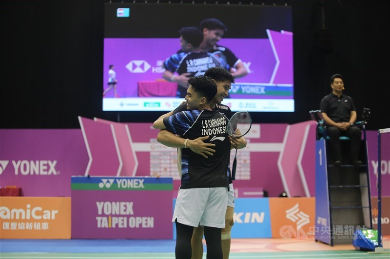 Leo Rolly Carnando (depan) dan Daniel Marthin usai memenangkan final YONEX Taipei Open 2026 di Taipei Arena, Minggu. (Sumber Foto : CNA, 2 Agustus 2026)