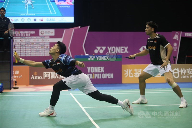 Pebulu tangkis Indonesia, Leo Rolly Carnando (kiri) dan Daniel Marthin, di final YONEX Taipei Open 2026 di Taipei Arena, Minggu. (Sumber Foto : CNA, 2 Agustus 2026)