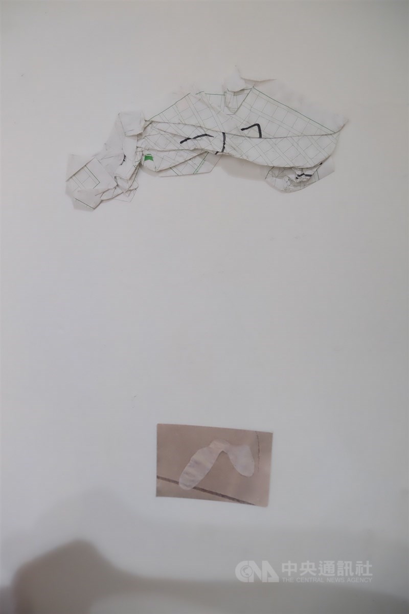 Hasil karya interaktif menulis dan menginjak dari salah satu partisipan pameran Chen Shige di OCAC, 31 Juli 2026. (Sumber foto: CNA)