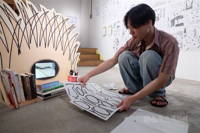 Chen Shige dengan karya tipografinya di OCAC Taipei, 31 Juli 2026. (Sumber foto: CNA)