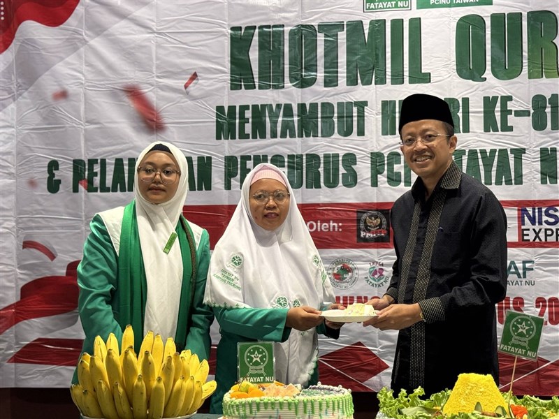 Kepala KDEI (kanan) memberikan potongan kue kepada Wakil ketua dan disaksikan oleh Novilia, ketua Fatayat NU yang baru dilantik (kiri). (Sumber Foto : KDEI Taipei).