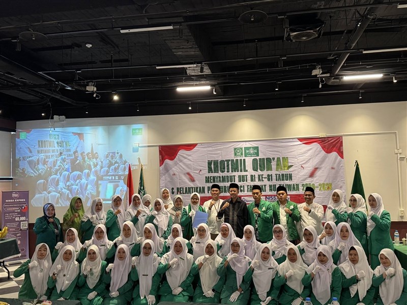 Kepala KDEI (belakang tengah memakai baju hitam) berfoto bersama seluruh jajaran pengurus Fatayat NU di Taichung. (Sumber Foto : KDEI Taipei).
