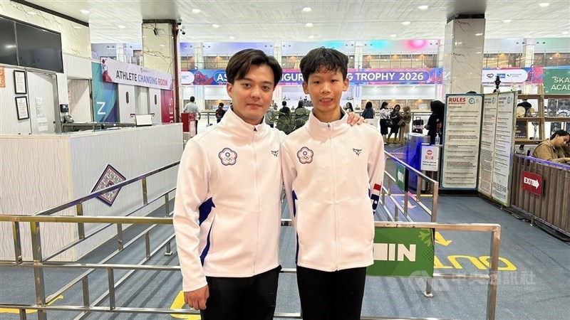 Pemain seluncur indah Taiwan, Juan Wei-te (kanan) dan pelatih tim Tsao Chih-i (kiri) di Asian Open Figure Skating Trophy 2026 di Jakarta, Indonesia. (Sumber Foto : CNA, 6 Agustus 2026)