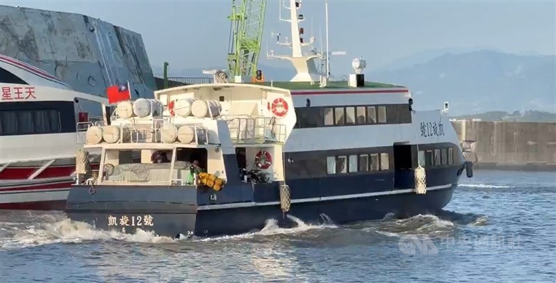 Sebuah feri diamankan di sebuah pelabuhan di Taitung pada hari Kamis saat otoritas mengumumkan penangguhan layanan menjelang Taifun Dolphin, yang diperkirakan akan memengaruhi Taiwan mulai hari Jumat dan sepanjang akhir pekan. (Sumber Foto : CNA, 6 Agustus 2026)