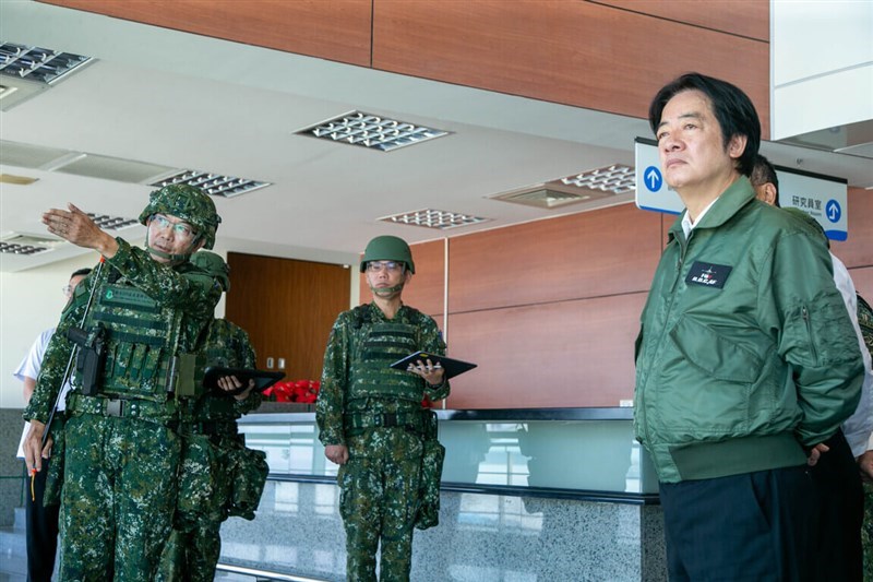 Presiden Lai Ching-te (kanan) menerima pengarahan dari personel militer selama inspeksi operasi latihan Han Kuang di Distrik Bali, New Taipei, pada hari Kamis. (Sumber Foto : Dokumentasi Kantor Kepresidenan).