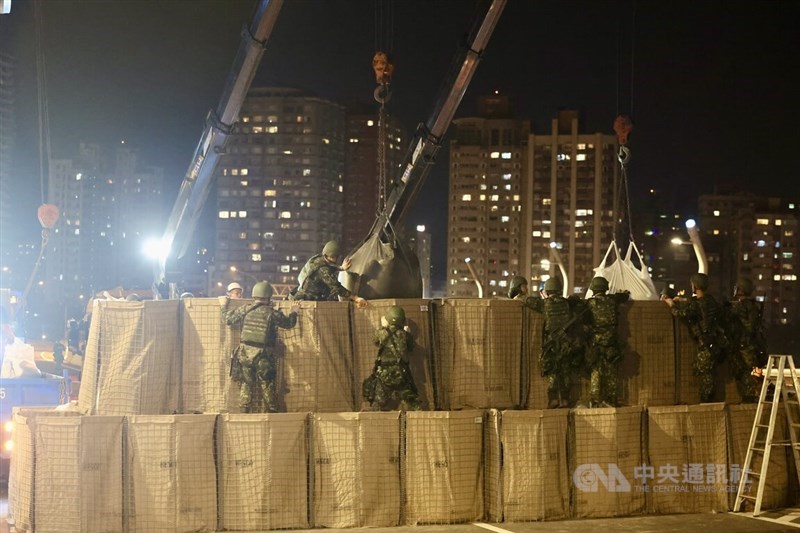 Personel militer mendirikan blokade menggunakan balok beton, landak baja, kawat berduri, dan bastion HESCO buatan AS di Jembatan Danjiang, New Taipei pada Kamis malam. Foto CNA 6 Agustus 2026