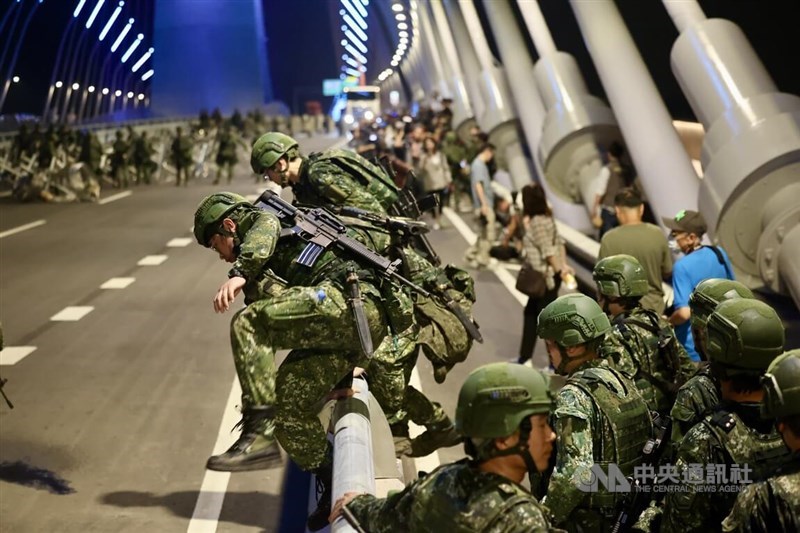 Para prajurit zeni memanjat pagar Jembatan Danjiang selama latihan blokade defensif di New Taipei pada Kamis malam. Foto CNA 6 Agustus 2026
