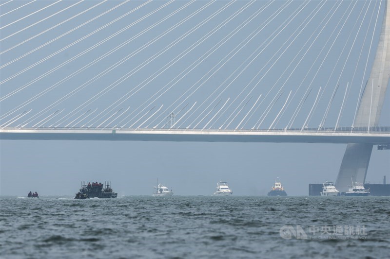 Personel militer menaiki kendaraan jembatan amfibi M3 dan perahu serbu di dekat Jembatan Danjiang selama hari ketiga latihan militer Han Kuang di New Taipei pada hari Jumat. Foto CNA 7 Agustus 2026