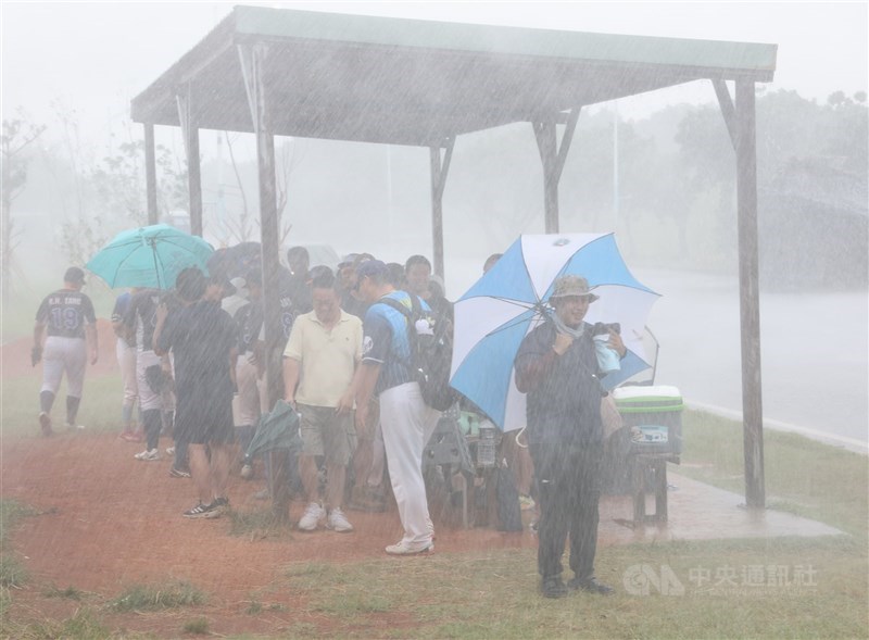 Sebuah taman di New Taipei diguyur hujan lebat, Sabtu. (Sumber Foto : CNA, 8 Agustus 2026)