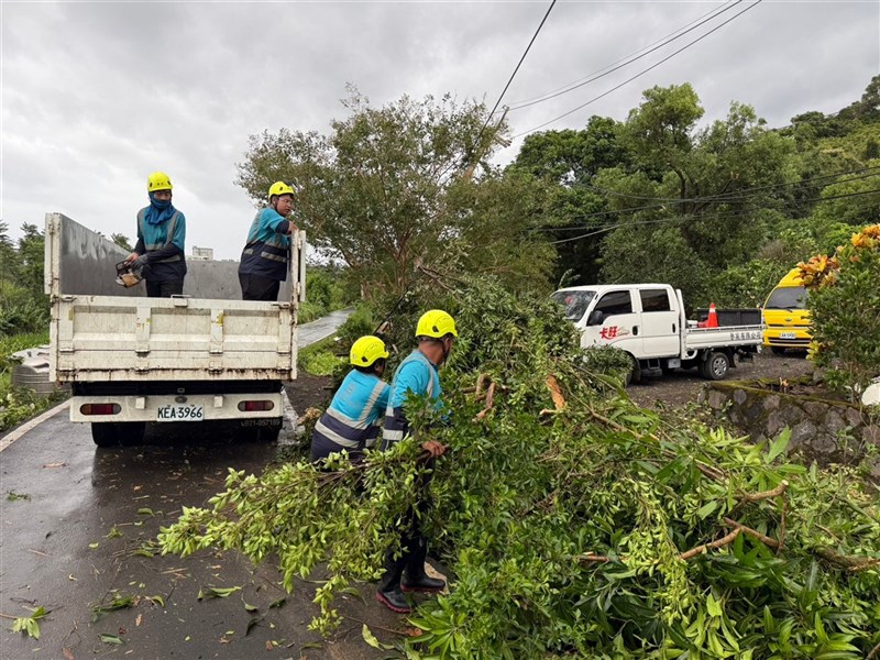 Sejumlah kerusakan pasca angin puting beliung di Distrik Tamsui, New Taipei, Sabtu. (Sumber Foto : Kantor Distrik Tamsui)
