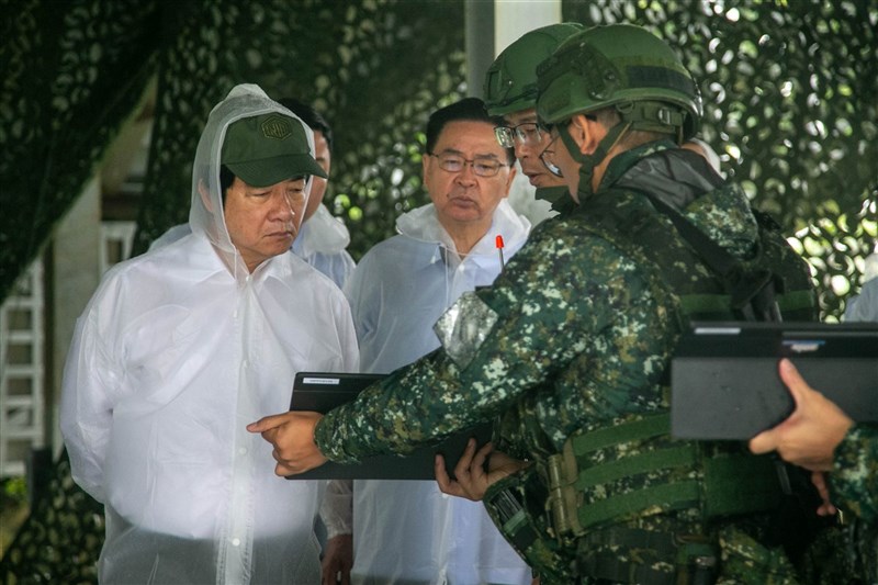 Presiden Lai Ching-te (kiri) hari Minggu menerima pengarahan dari seorang personel militer dalam segmen latihan tembak langsung Han Kuang. (Sumber Foto : Kantor Kepresidenan)