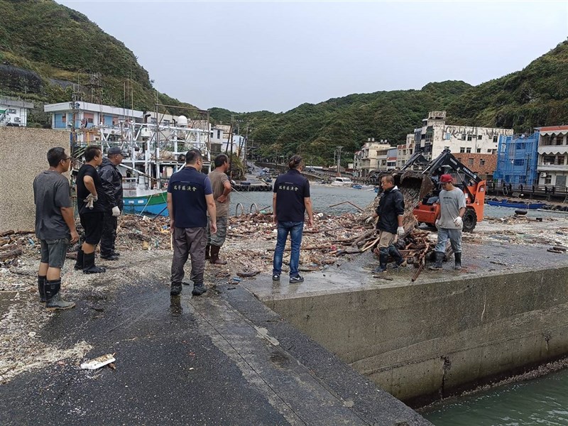 Pelabuhan Perikanan Bitou di New Taipei dipenuhi kayu hanyut, Minggu. (Sumber Foto : Pemerintah Kota New Taipei)