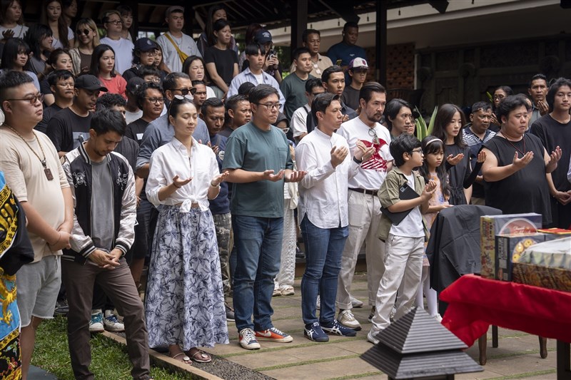 Prosesi doa sebelum syuting "The Rope Curse 4: Kuntilanak" dimulai. (Sumber Foto : WOWing Entertainment Group)