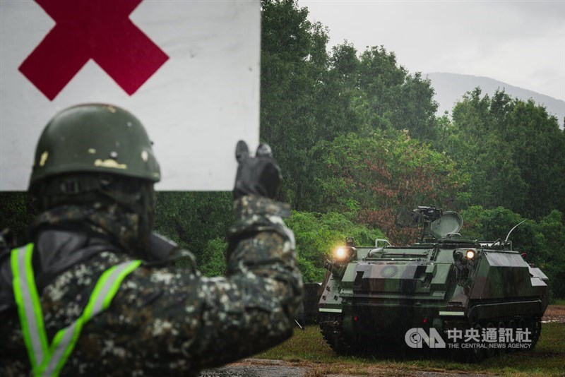 Seorang tentara Angkatan Darat mengarahkan kendaraan lapis baja ke posisi untuk dekontaminasi dalam latihan tahunan Han Kuang pada Minggu. (Sumber Foto : CNA, 9 Agustus 2026)