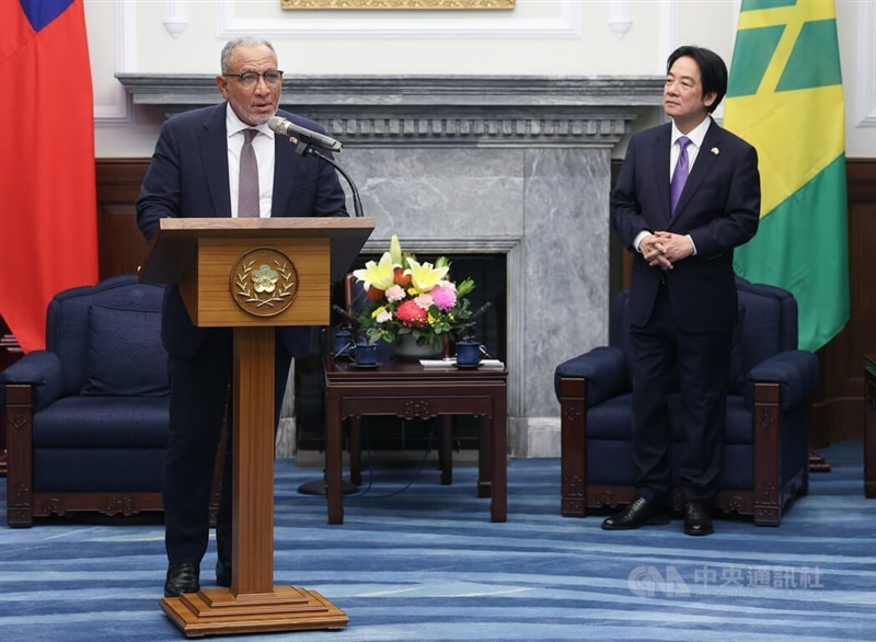 Presiden Lai Ching-te (kanan) bertemu dengan Perdana Menteri Saint Vincent dan Grenadines, Godwin Friday (kiri), di Kantor Kepresidenan di Taipei hari Selasa. (Sumber Foto : CNA, 12 Agustus 2026)