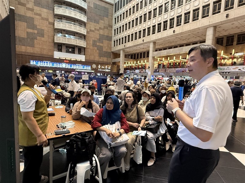 Pemeriksaan kesehatan gratis pekerja migran di aula Taipei Main Station. (Sumber Foto : Kantor Pekerja Migran dan Disabilitas Kota Taipei)