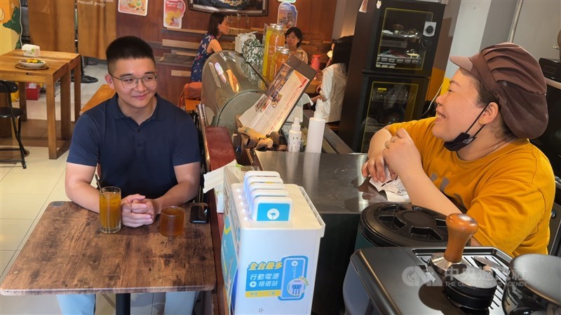 Mahasiswa NCCU, Ethan Huang, berbincang lancar dalam bahasa Indonesia dengan seorang staf di sebuah restoran Indonesia di Taipei pada awal Juli.  (Sumber Foto : CNA, 12 Agustus 2026)