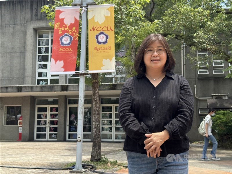 Farini Anwar, yang mengajar penerjemahan dan interpretasi Indonesia-Tionghoa di NCCU, berpose di kampus sekolah tersebut di Taipei pada akhir Mei. (Sumber Foto : CNA, 12 Agustus 2026)