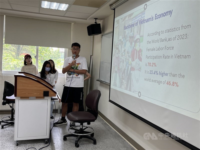 Mahasiswa NCCU, Harry Chan, memberikan presentasi kelas tentang status perempuan di Vietnam di sekolah di Taipei pada akhir Mei. (Sumber Foto : CNA, 12 Agustus 2026)