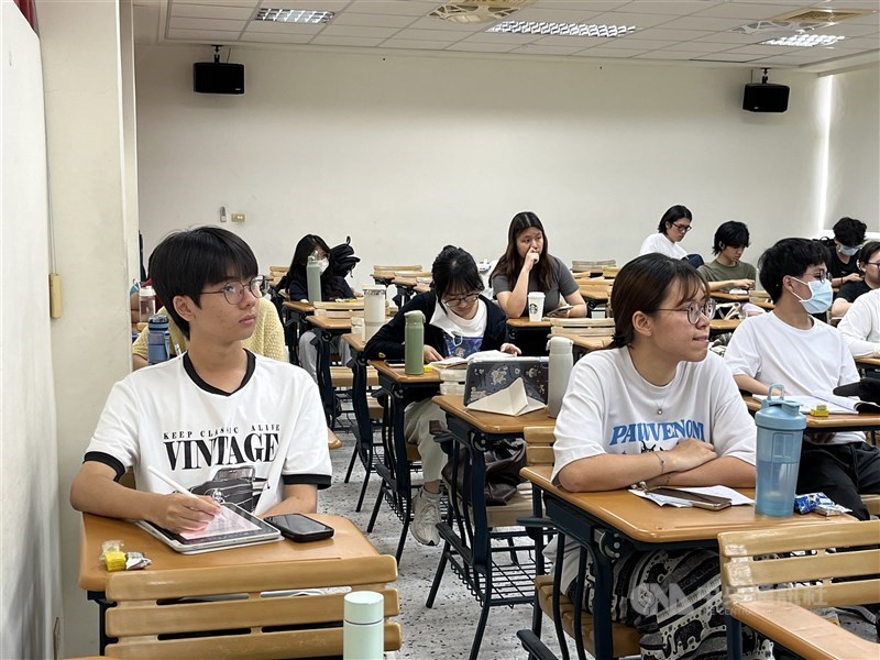 Sean Hsu dari NCCU (depan kiri) menghadiri kelas studi Asia Tenggara di sekolah tersebut di Taipei pada akhir Mei. (Sumber Foto : CNA, 12 Agustus 2026)
